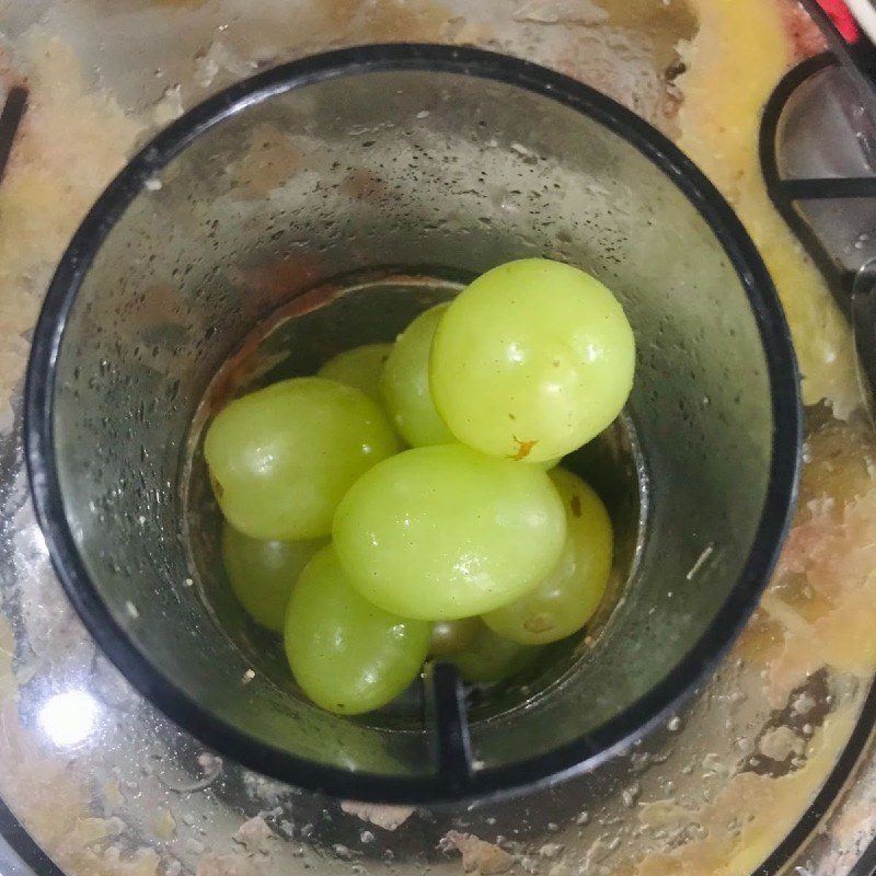 Step 2 Juice green grapes with pears Green grape pear juice