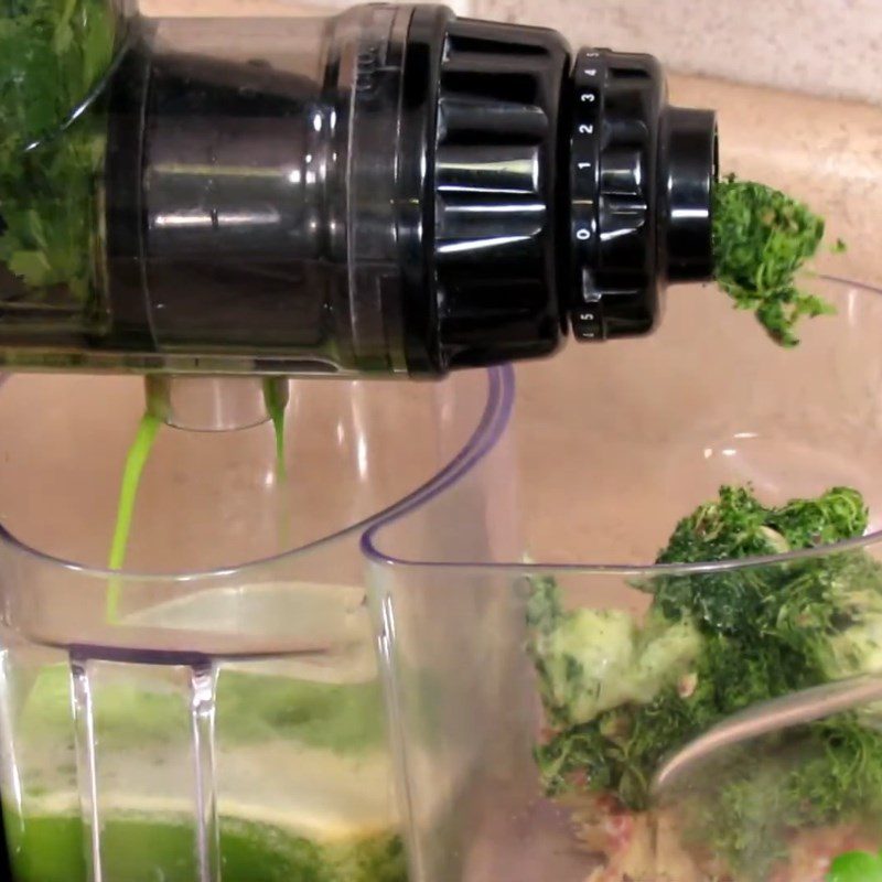 Step 2 Juice the Parsley for Parsley Juice (Vietnamese Coriander Juice)