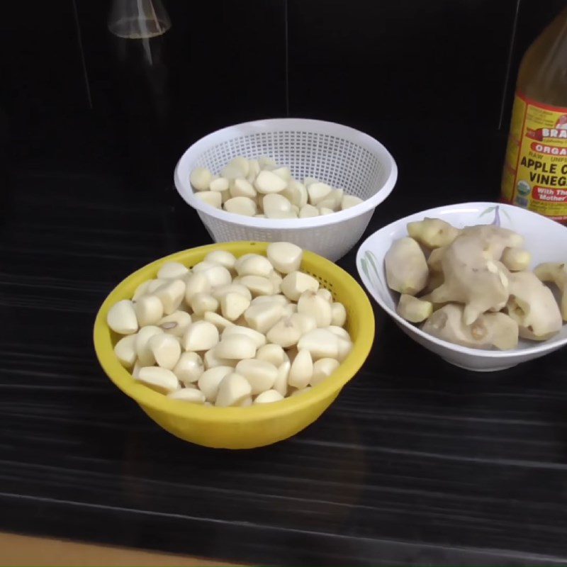 Step 1 Juice garlic, ginger, lemon Garlic juice