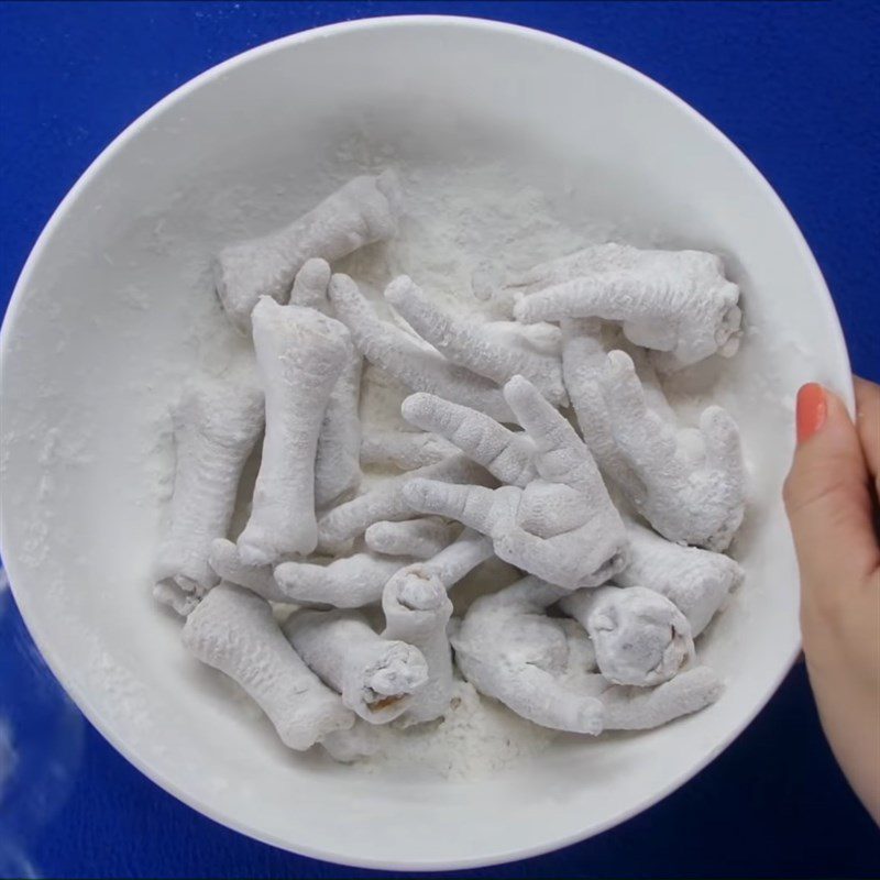 Step 3 Fry the Chicken Feet for Crispy Fried Chicken Feet with Salt and Chili