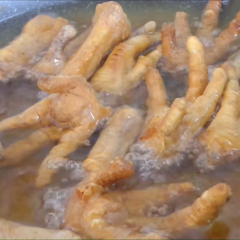 Step 3 Frying chicken feet Crispy fried chicken feet with salt and chili