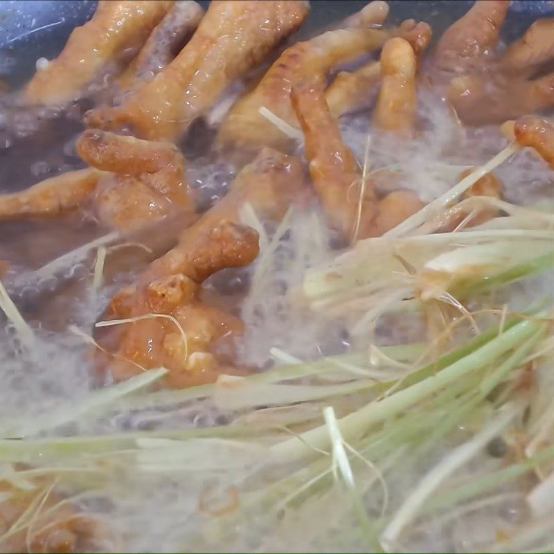 Step 3 Frying chicken feet Crispy fried chicken feet with salt and chili