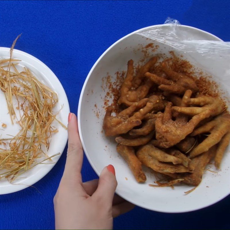 Step 4 Coating with salt and chili Crispy fried chicken feet with salt and chili