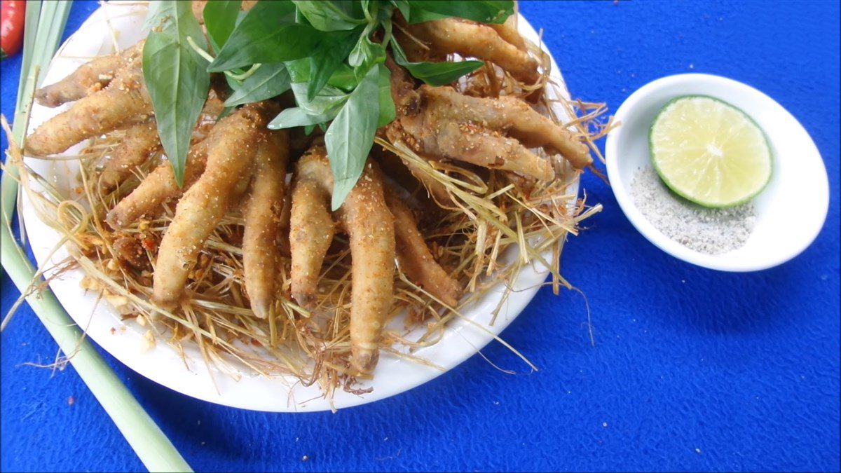 Crispy fried chicken feet with salt and chili