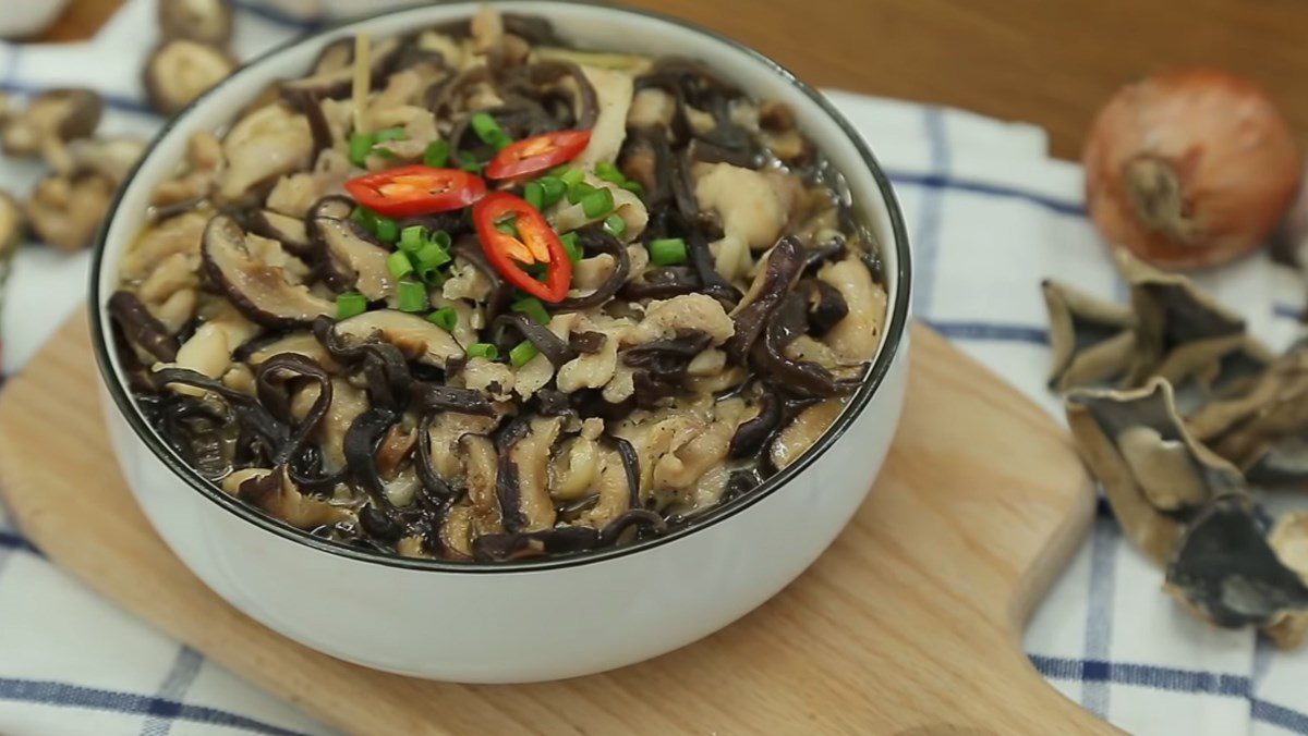 Steamed chicken with shiitake mushrooms