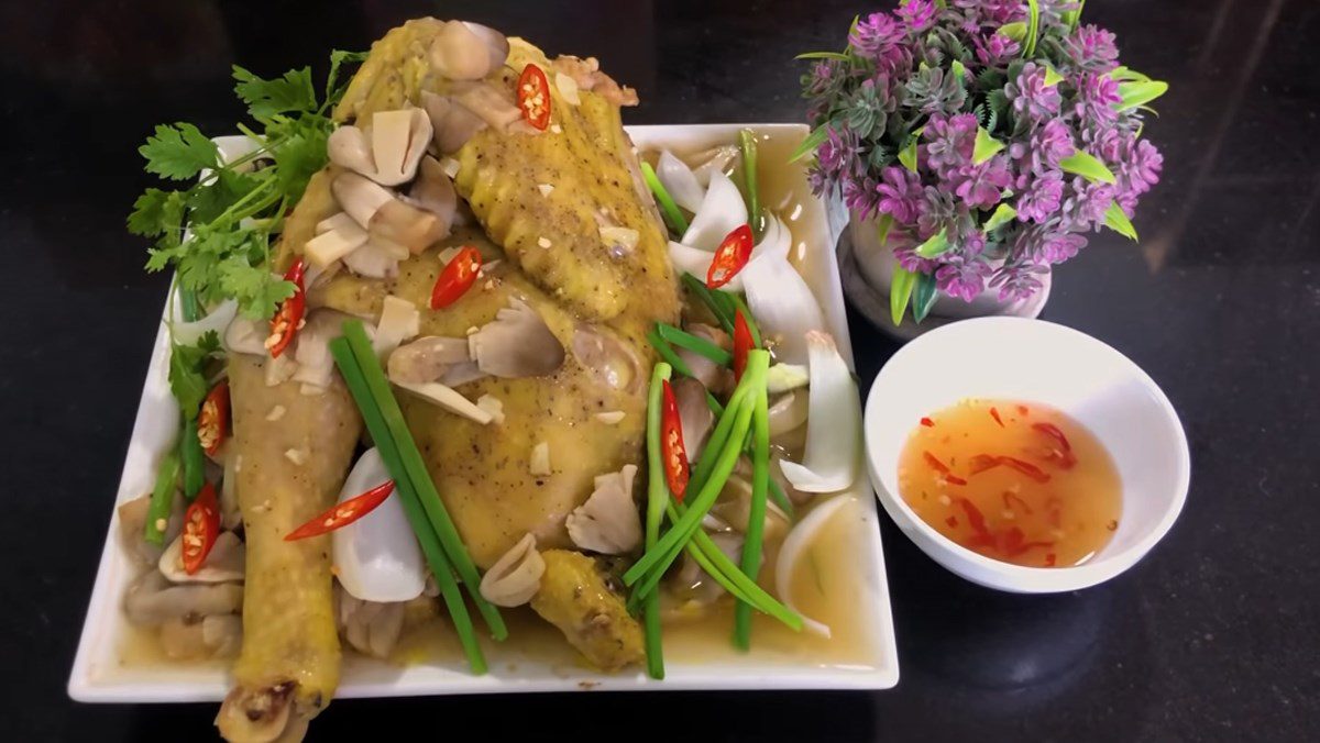 Steamed Chicken with Straw Mushrooms