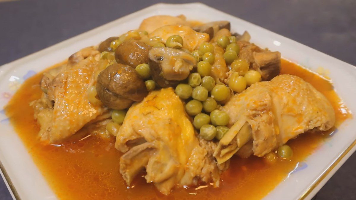 Chicken cooked with peas