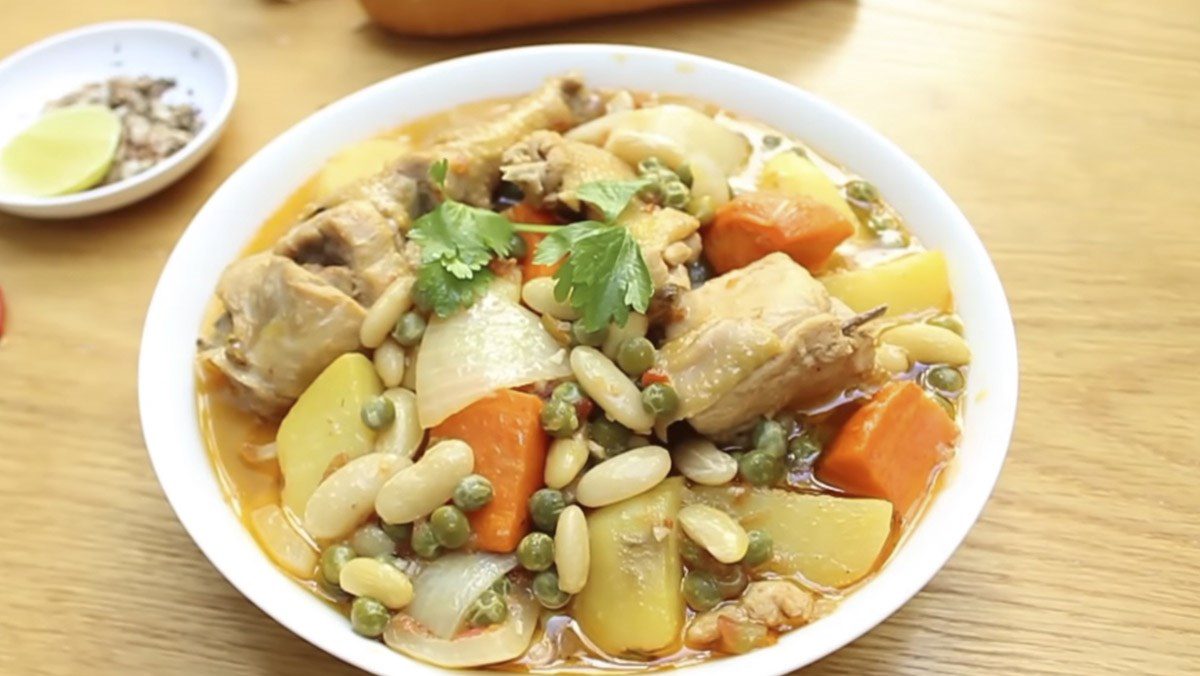 Chicken cooked with white beans and peas