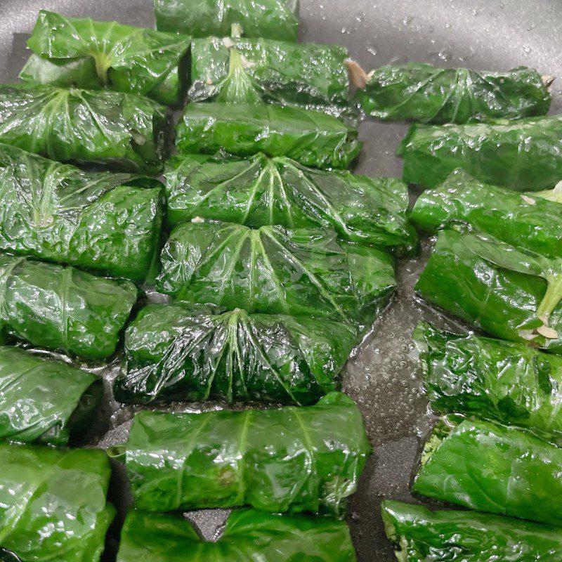 Step 6 Frying Snail Meat Rolls with Betel Leaves (recipe shared by users)