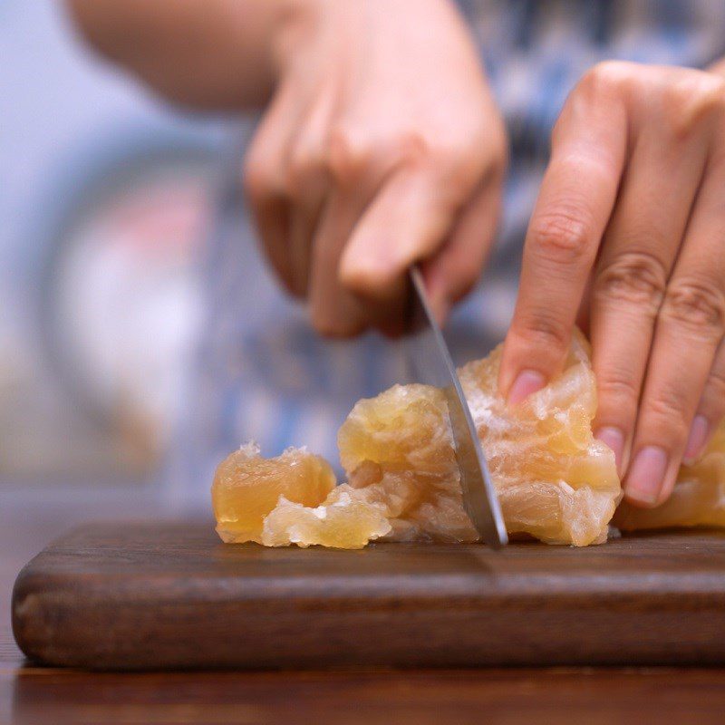 Step 2 Prepare and braise beef tendon Garlic fried beef tendon