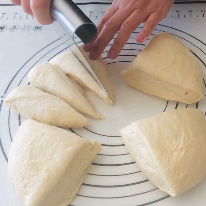 Step 3 Folding and dividing the dough Cream-filled Cone Bread