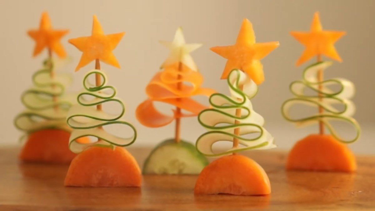 Fold a Christmas tree shape from cucumber and carrot