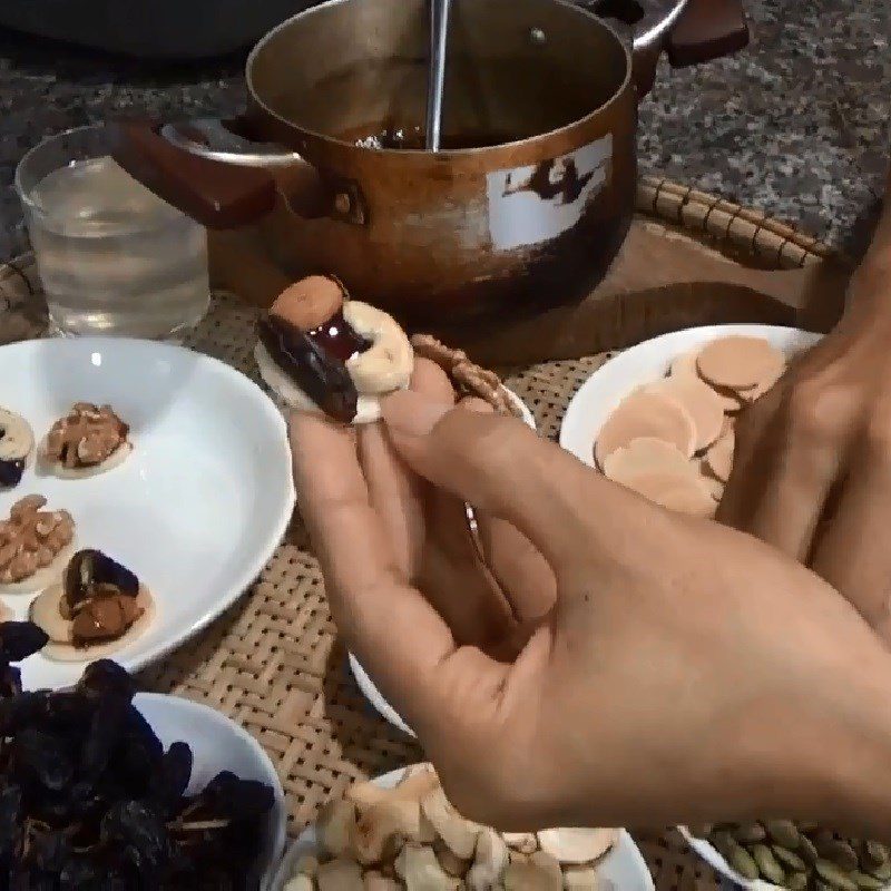 Step 3 Assemble the cashew nut cookies