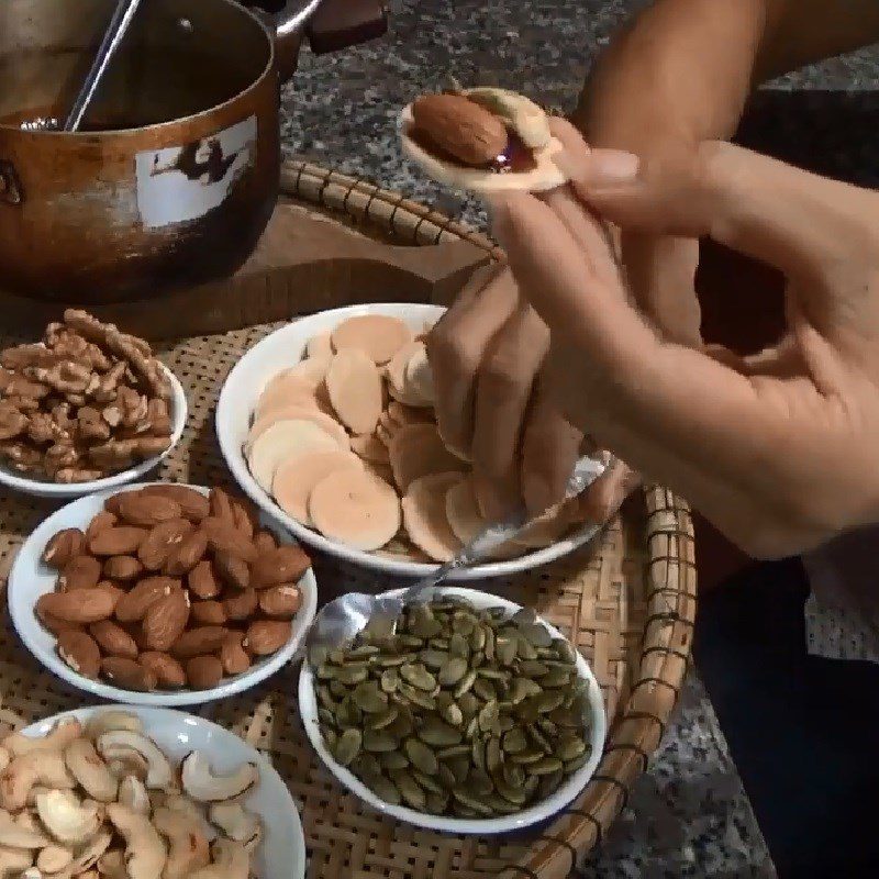 Step 3 Assemble the cashew nut cookies