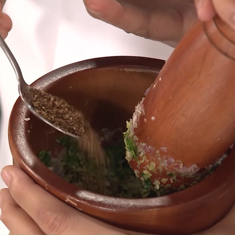 Step 2 Pound the spice mixture for grilled pa pỉnh tộp fish in the oven