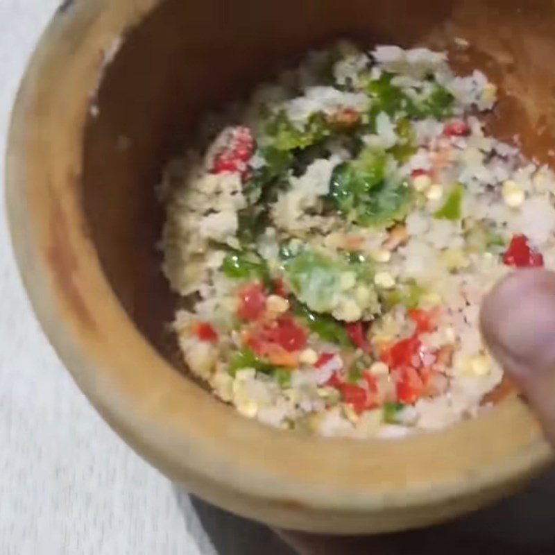 Step 1 Crushing salt and chili for salted shrimp
