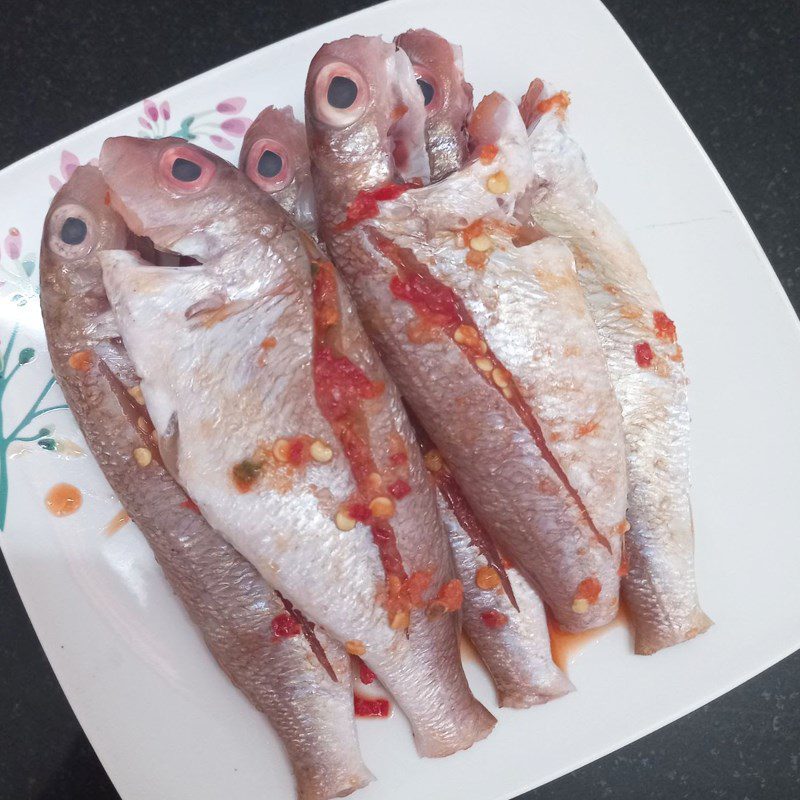 Step 2 Pound salt and chili to marinate the fish Fried mullet with salt and chili