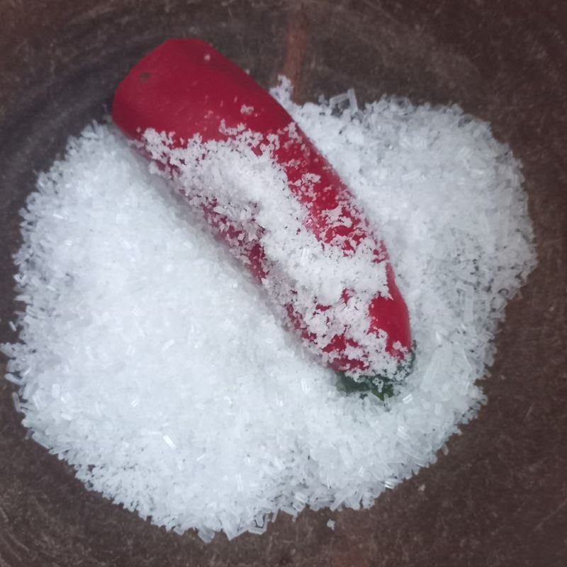 Step 2 Pound salt and chili to marinate the fish Fried mullet with salt and chili