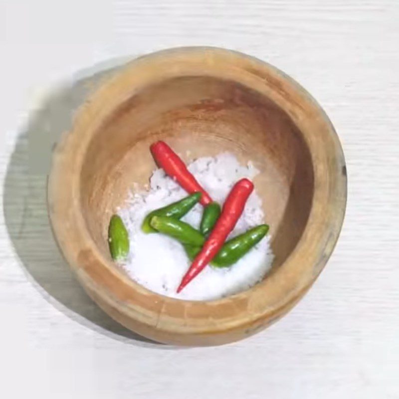Step 1 Pound salt and chili for salted fried tom tit