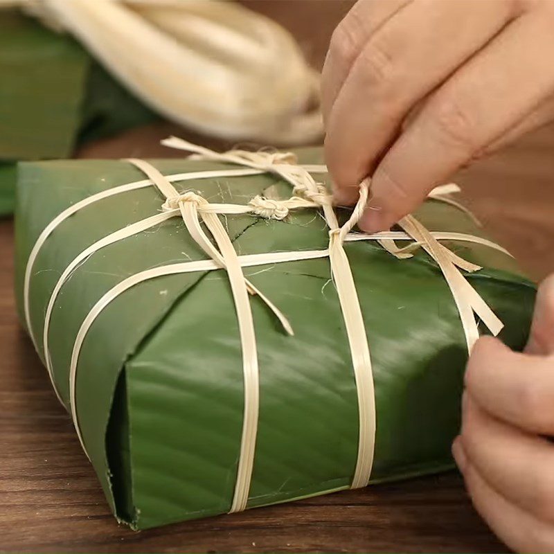 Step 4 Wrap the cake Seafood sticky rice cake