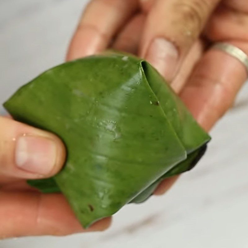 Step 4 Wrapping the cake Mung bean coconut sticky rice cake