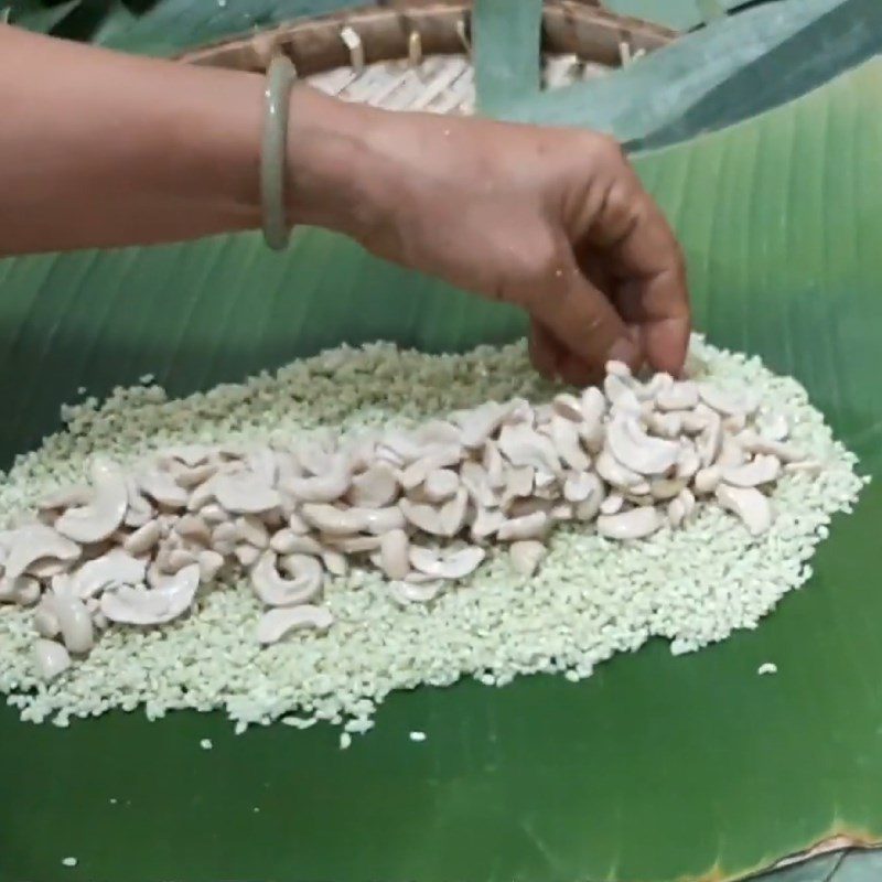 Step 3 Wrapping the cake Cashew sticky rice cake