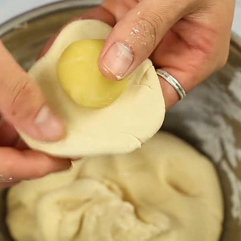 Step 4 Wrapping the cake Mung bean coconut sticky rice cake