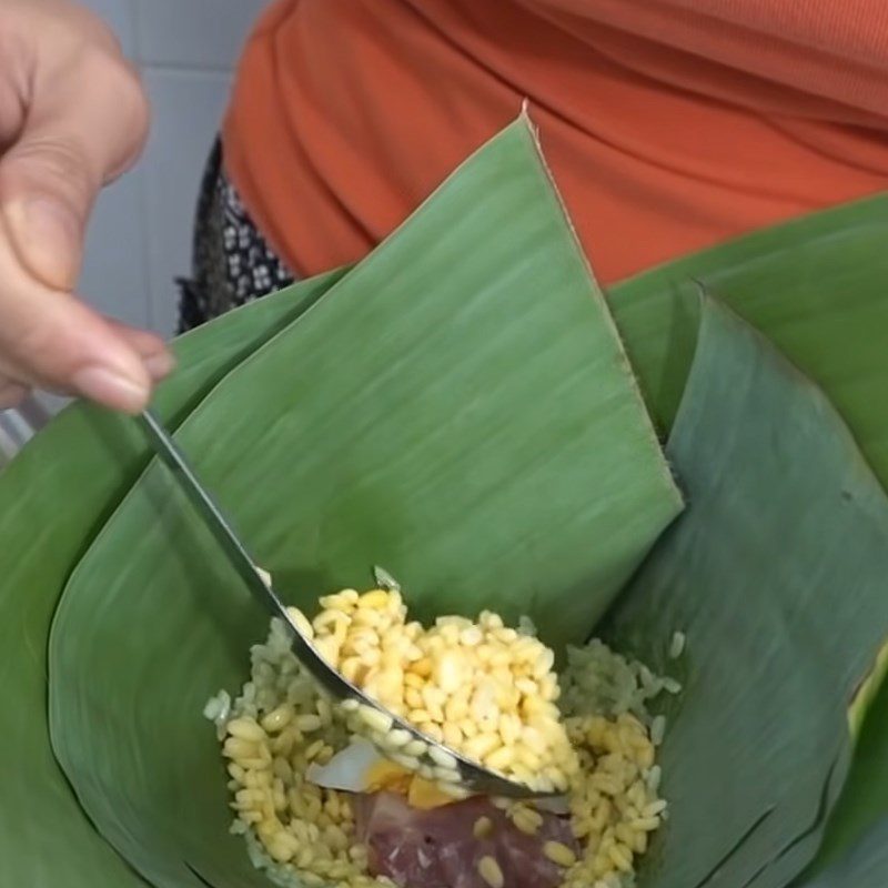 Step 5 Wrapping the salty U cake from the Mekong Delta