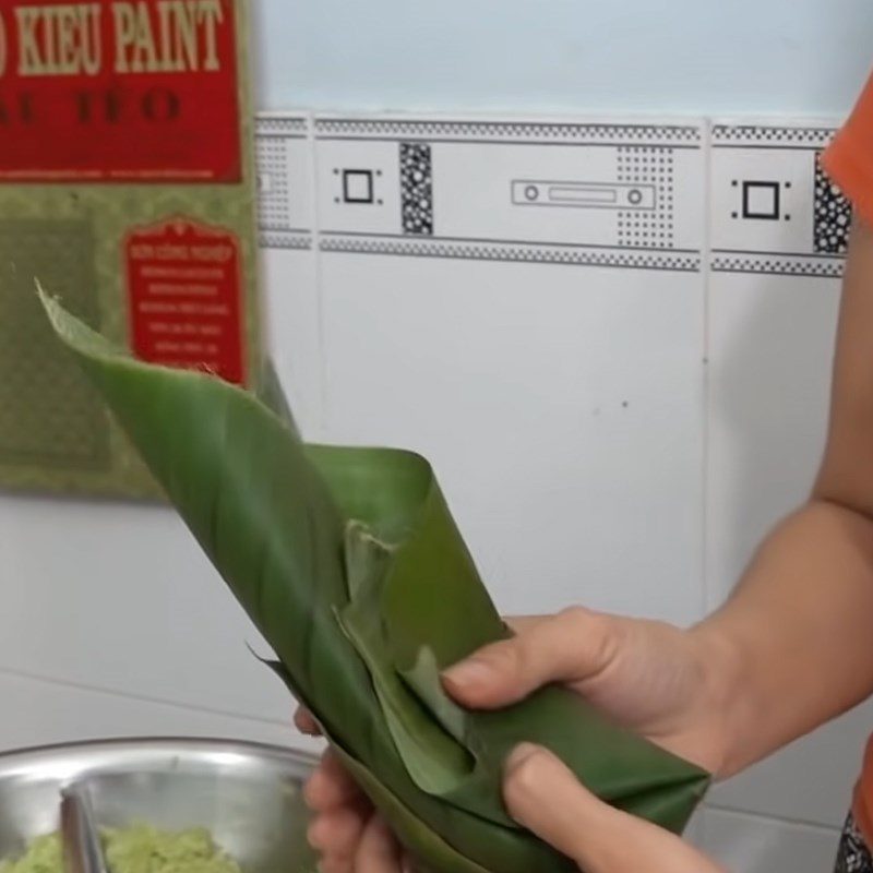 Step 5 Wrapping the salty U cake from the Mekong Delta