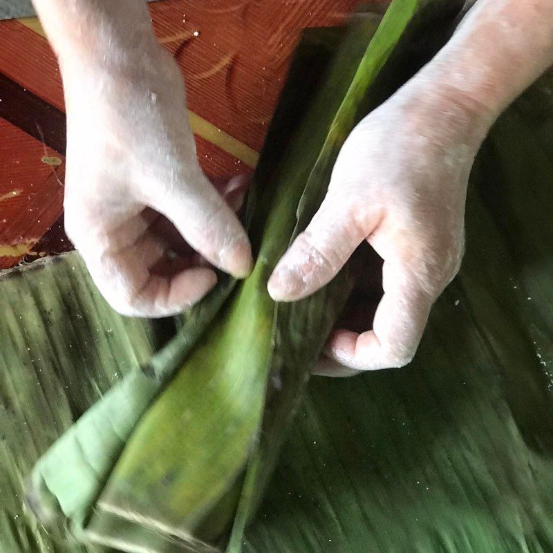 Step 3 Wrapping the cake Sticky rice cake with mung bean filling (Recipe shared by a user)