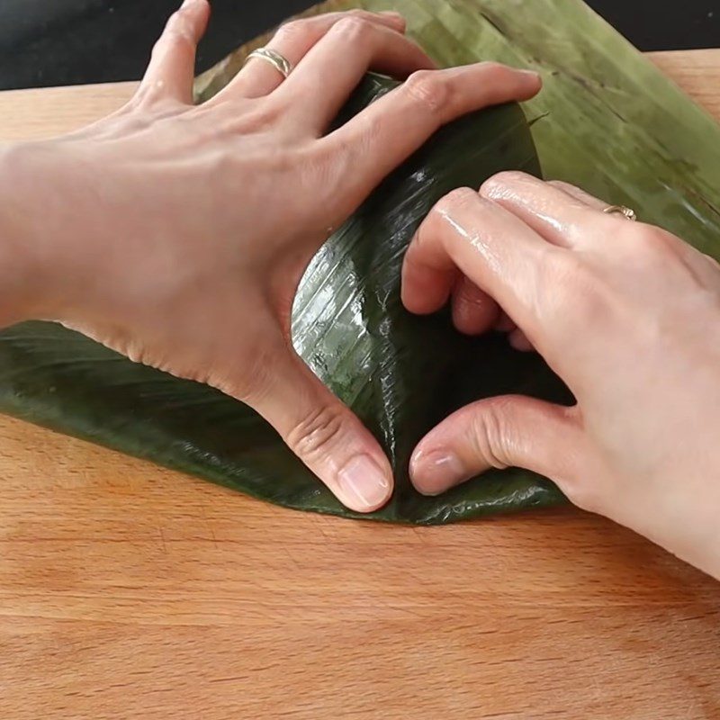 Step 5 Wrap the pandan cake with coconut filling