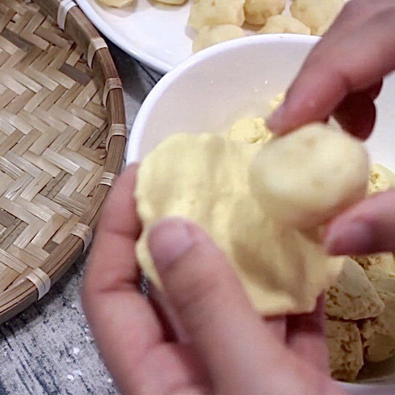 Step 3 Wrapping the cake Banh It with mung bean filling