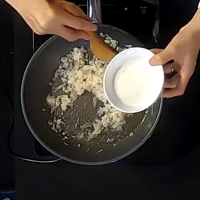 Step 3 Sauté the filling for the jackfruit cake with coconut filling