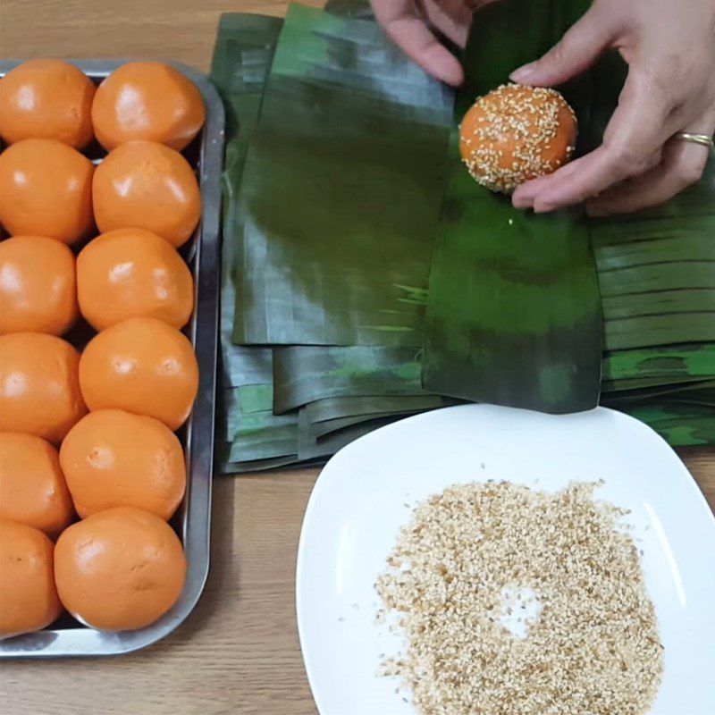 Step 4 Wrapping the Cake Gấc and Green Bean Cake