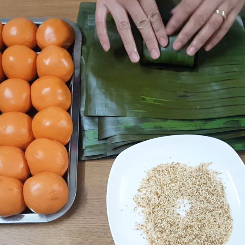 Step 4 Wrapping the Cake Gấc and Green Bean Cake