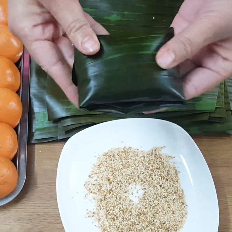 Step 4 Wrapping the Cake Gấc and Green Bean Cake