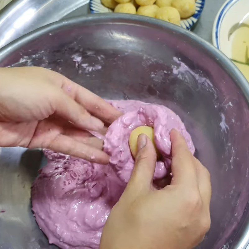 Step 5 Wrapping the cake Sticky rice cake with purple leaf and taro