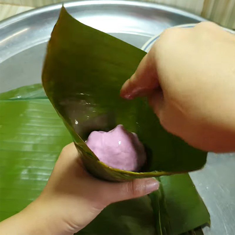 Step 5 Wrapping the cake Sticky rice cake with purple leaf and taro