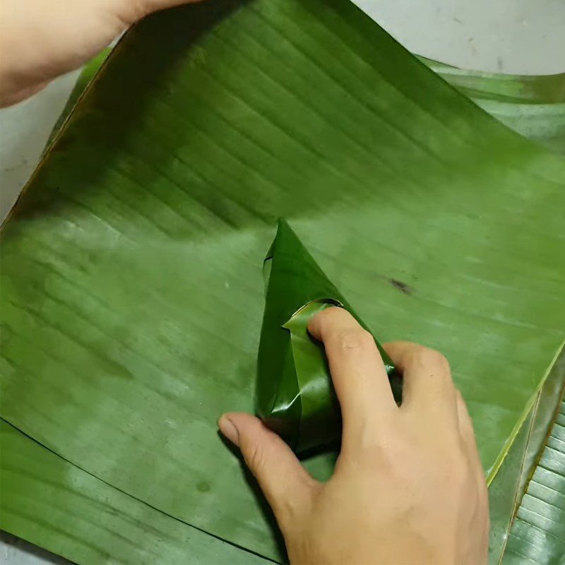 Step 5 Wrapping the cake Sticky rice cake with purple leaf and taro