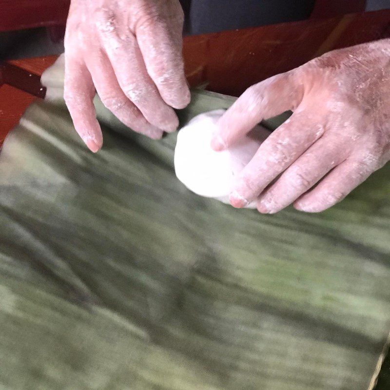 Step 3 Wrapping the cake Sticky rice cake with mung bean filling (Recipe shared by a user)