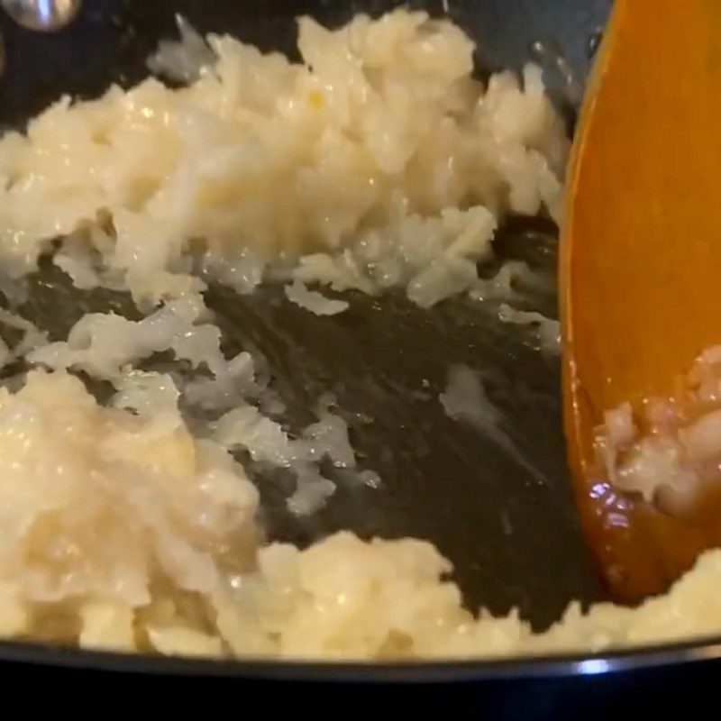 Step 3 Sauté the filling for the jackfruit cake with coconut filling