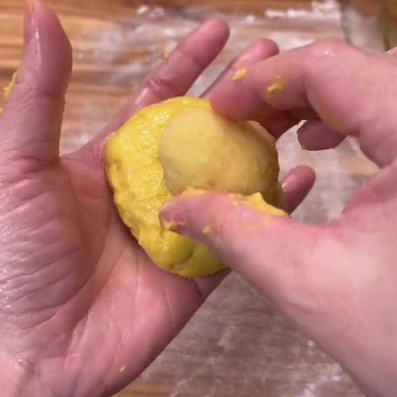 Step 6 Wrapping the buns for pumpkin buns with mung bean filling