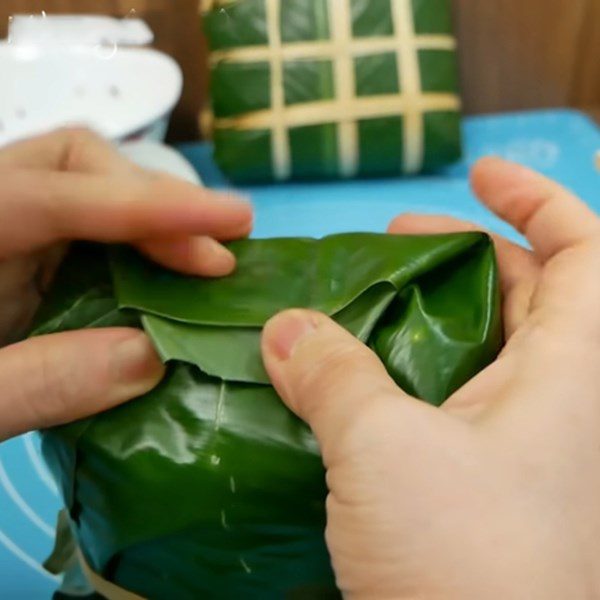 Step 4 Wrapping the square cake with black sticky rice and pork filling