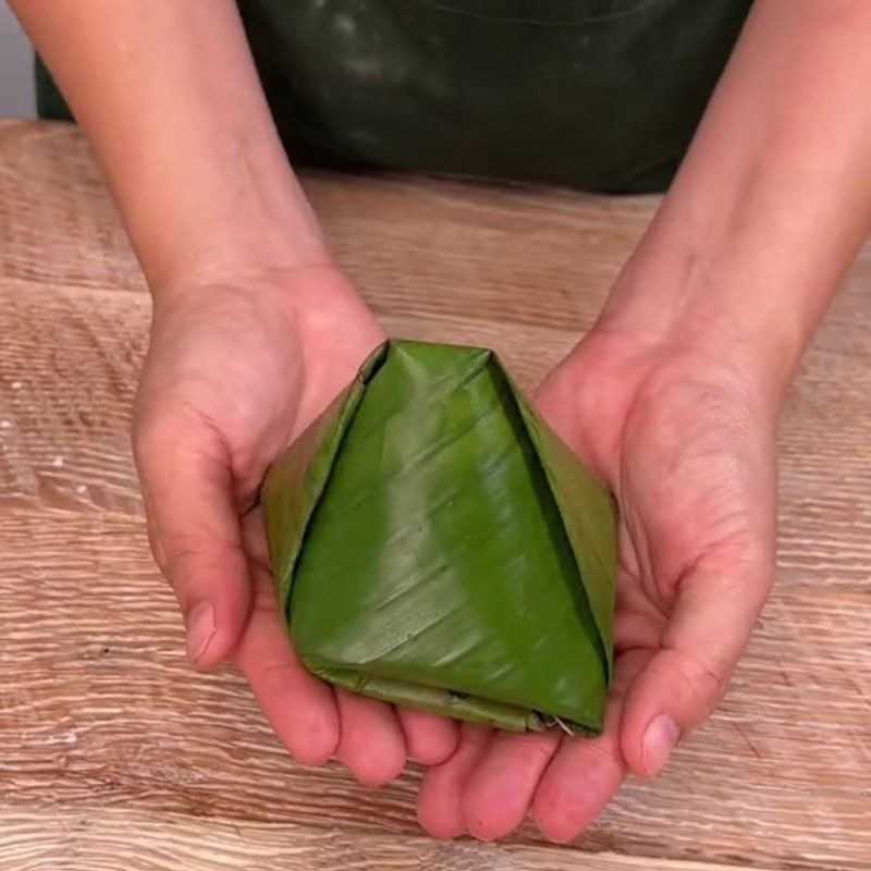 Step 5 Wrapping the vegetarian rice cake from corn flour