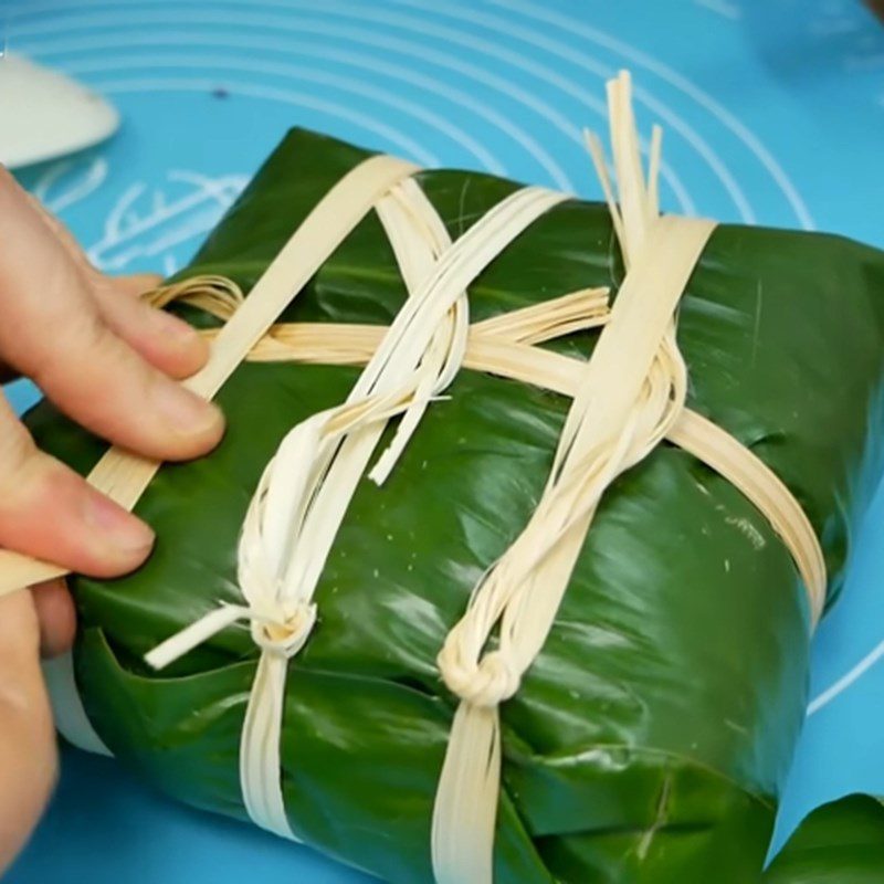 Step 4 Wrapping the square cake with black sticky rice and pork filling