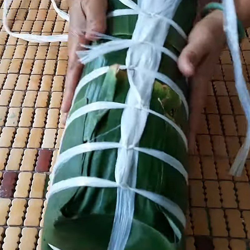 Step 5 Wrapping the letter-shaped cake