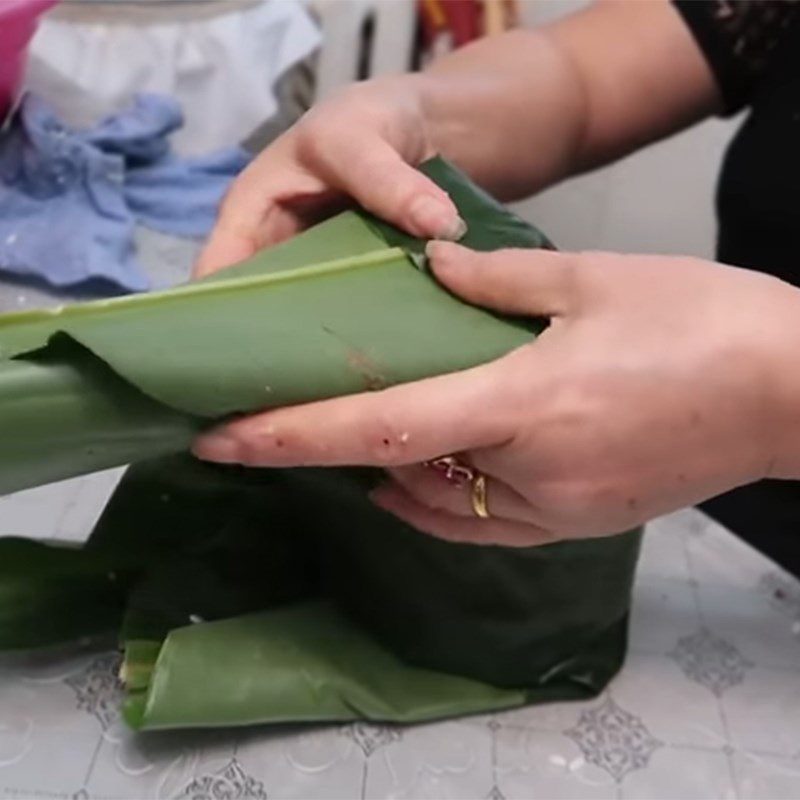 Step 4 Wrapping the bánh chưng Bánh chưng cốm