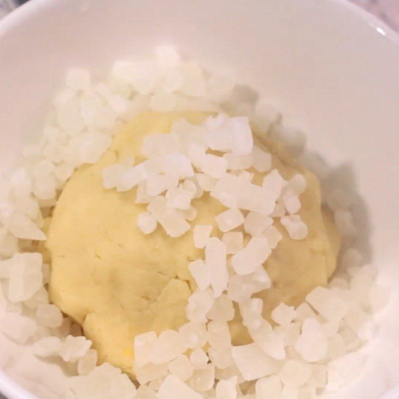 Step 3 Wrapping the cake Banh It with mung bean filling