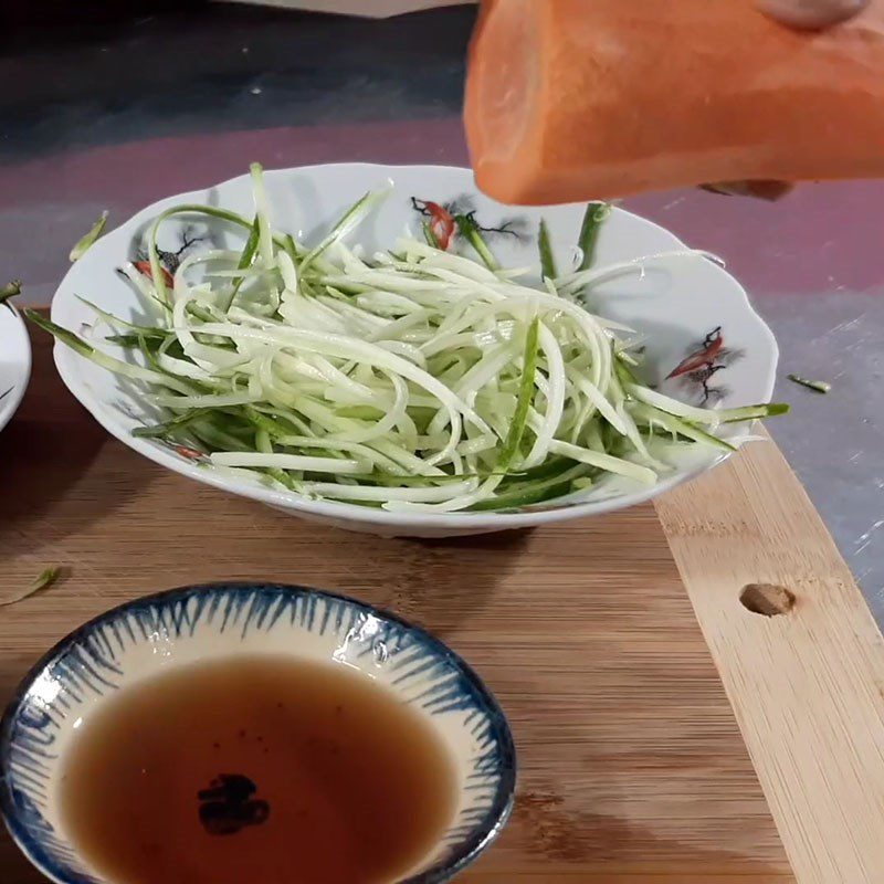 Step 2 Prepare other ingredients for Dried Catfish Pomelo Salad