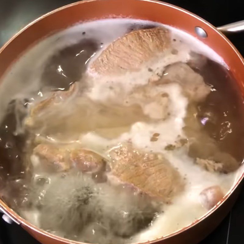 Step 4 Boiling shrimp and pork Grapefruit salad with shrimp and pork